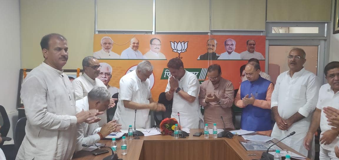 BJP4Haryana's tweet photo. प्रदेश कार्यालय में महत्वपूर्ण बैठक में राष्ट्रीय संगठन मंत्री श्री @blsanthosh जी हरियाणा प्रभारी एवं राज्यसभा सांसद डॉ @aniljaindr जी व प्रदेश संगठन मंत्री श्री @sureshbhattbjp प्रदेश महामंत्री व सांसद @bjpsanjaybhatia जी, @SundeepJoshiBJP जी एवं #Vedpal जी मौजूद रहे। https://t.co/zJAYhhOLej