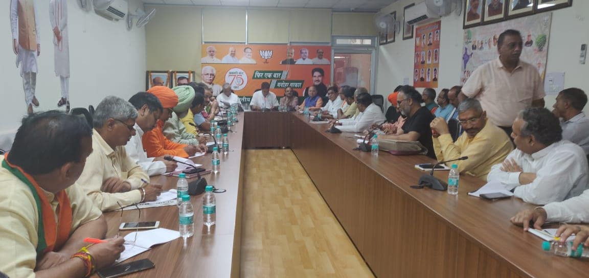 BJP4Haryana's tweet photo. प्रदेश कार्यालय में महत्वपूर्ण बैठक में राष्ट्रीय संगठन मंत्री श्री @blsanthosh जी हरियाणा प्रभारी एवं राज्यसभा सांसद डॉ @aniljaindr जी व प्रदेश संगठन मंत्री श्री @sureshbhattbjp प्रदेश महामंत्री व सांसद @bjpsanjaybhatia जी, @SundeepJoshiBJP जी एवं #Vedpal जी मौजूद रहे। https://t.co/zJAYhhOLej
