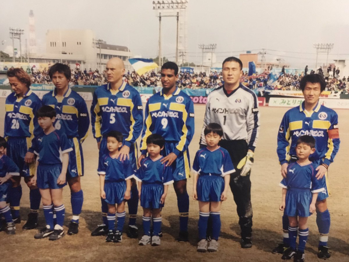 TRINITAofficial's tweet photo. 【 #古澤チャンネル】

 #伝説の大分市営陸上競技場 2️⃣
17年ぶりの市陸開催まであと2日⚽️
今の選手にJリーグ公式戦で市陸プレーヤーはいないが、スタッフにはいますよ‼️ #片野坂知宏 監督😊
2000年キャプテンマークをつけて、市陸のピッチに立っています💪
14日監督としてカタノサッカーで勝利を共に👊 https://t.co/jETllE1lS2