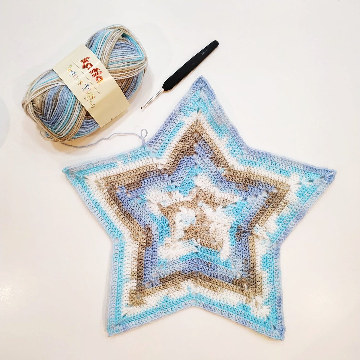 Nos encanta el efecto jaspeado de las #lanas #PequesPlus de @katiayarns . Estos días estamos utilizando el color 57 para tejer una #mantadeapego en forma de estrella 🌟👶¿Os gusta cómo está quedando? #ganchillo #crochet #doudou #babycrochet #babyblanket #babyshower  #bebes