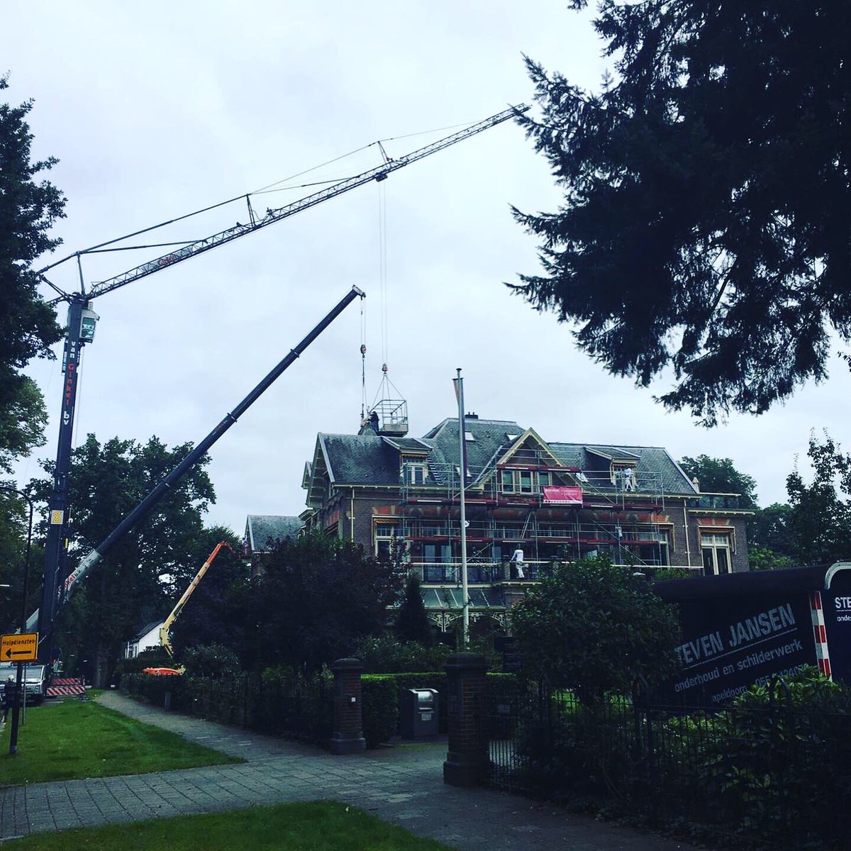 stevenjansenbv's tweet photo. #onderhoud op hoog niveau!
#vve domein de Berghorst #monument @SigmaNL @terhoevenverf https://t.co/r8nUuAbcuR