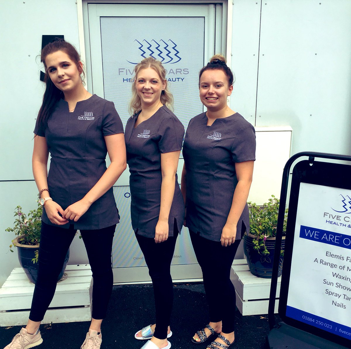 _FiveCedars_'s tweet photo. How lovely & smart do the girls look in our new uniforms? Super happy with these! π #fivecedarstiverton #elemis #devonsalon #middevon #devonbusiness #spatreatments #devon #elemissalon https://t.co/gr4Fl5hh3N