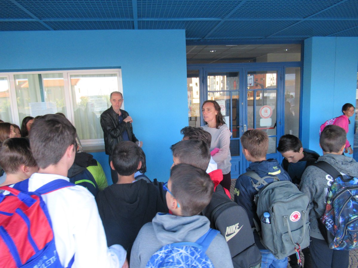 EscolapiosSoria's tweet photo. Las aulas del colegio han recibido hoy a los alumnos de Secundaria y Bachillerato que inician el curso escolar 2019-2020. Bienvenidos a todos. https://t.co/6vfsHAqSNa