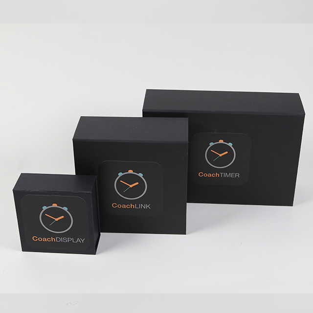 Zoals eerder gemeld zijn we druk bezig met de verpakkingen voor de CoachSUITE productlijn. Stijlvolle zwarte verpakkingen waarin de diverse onderdelen beschikbaar zullen worden. De eerste voorbeelden zijn we aan het beoordelen, wat vinden jullie ervan? #coachTIMING #coachSUITE