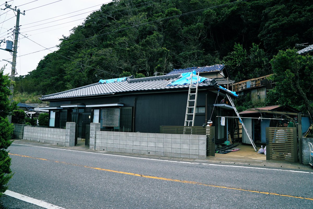 8bit_HORIJUN's tweet photo. 千葉県館山市布良地区。「もう限界です」。話を伺った80歳代のご夫婦は力なくそう呟いた。電気が使えなくなり、屋根に穴が開いてもう４日が経った。扇風機さえ使えない。電話が使えず息子さんと連絡がつかないお年寄りもいる。他の地域に比べ報道量が圧倒的に少ない地域だ。支援は待った無し。#布良 https://t.co/pfsMVxKlRT
