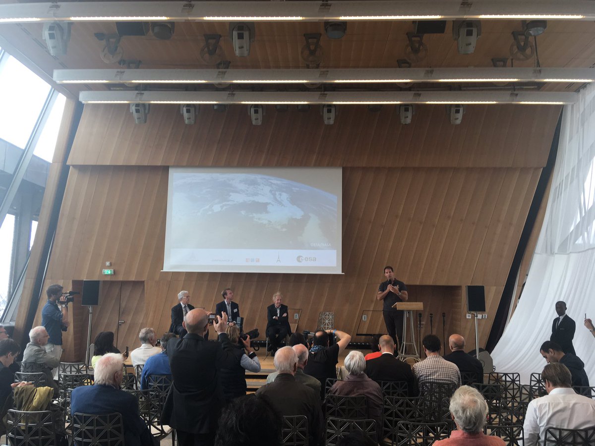 Ce matin, l’astronaute de l’ESA <a href="/Thom_astro/">Thomas Pesquet</a>, annonce qu’il rejoint Aviation Sans Frontières en tant que parrain ! #ParSolidarité cc <a href="/ESA_fr/">ESA en français</a> <a href="/esa/">European Space Agency</a>