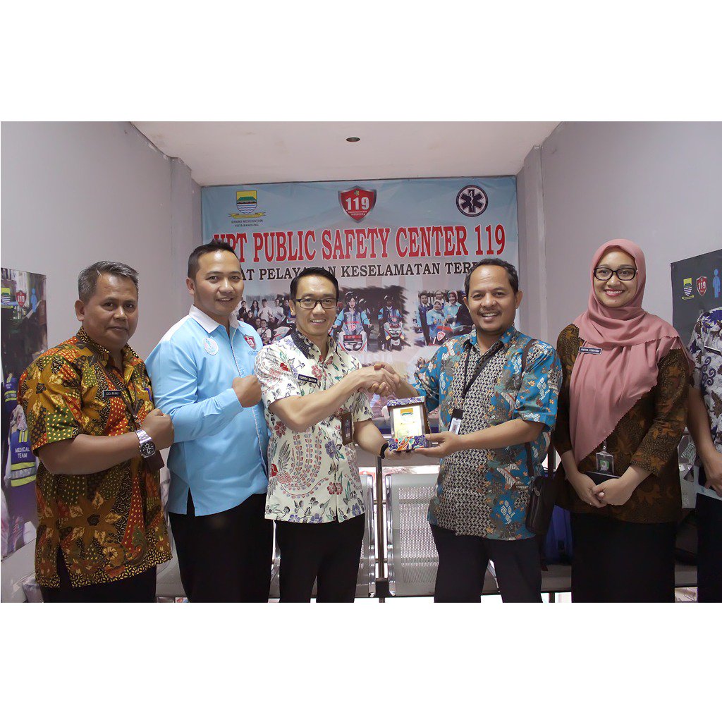 Bandung_Dinkes's tweet photo. Kabid Yankes @Bandung_Dinkes, Yorisa Sativa menerima tim Penilai BPP Kemendagri utk menilai program inovasi @LayadRawat119 di UPT P2KT, Kamis (12/09). Penilaian tersebut dilakukan utk mendapatkan Indonesia Government Awards (IGA) 2019. @ritaverita167 @HumasBdg @DiskominfoBdg https://t.co/Hurm2OL3qK