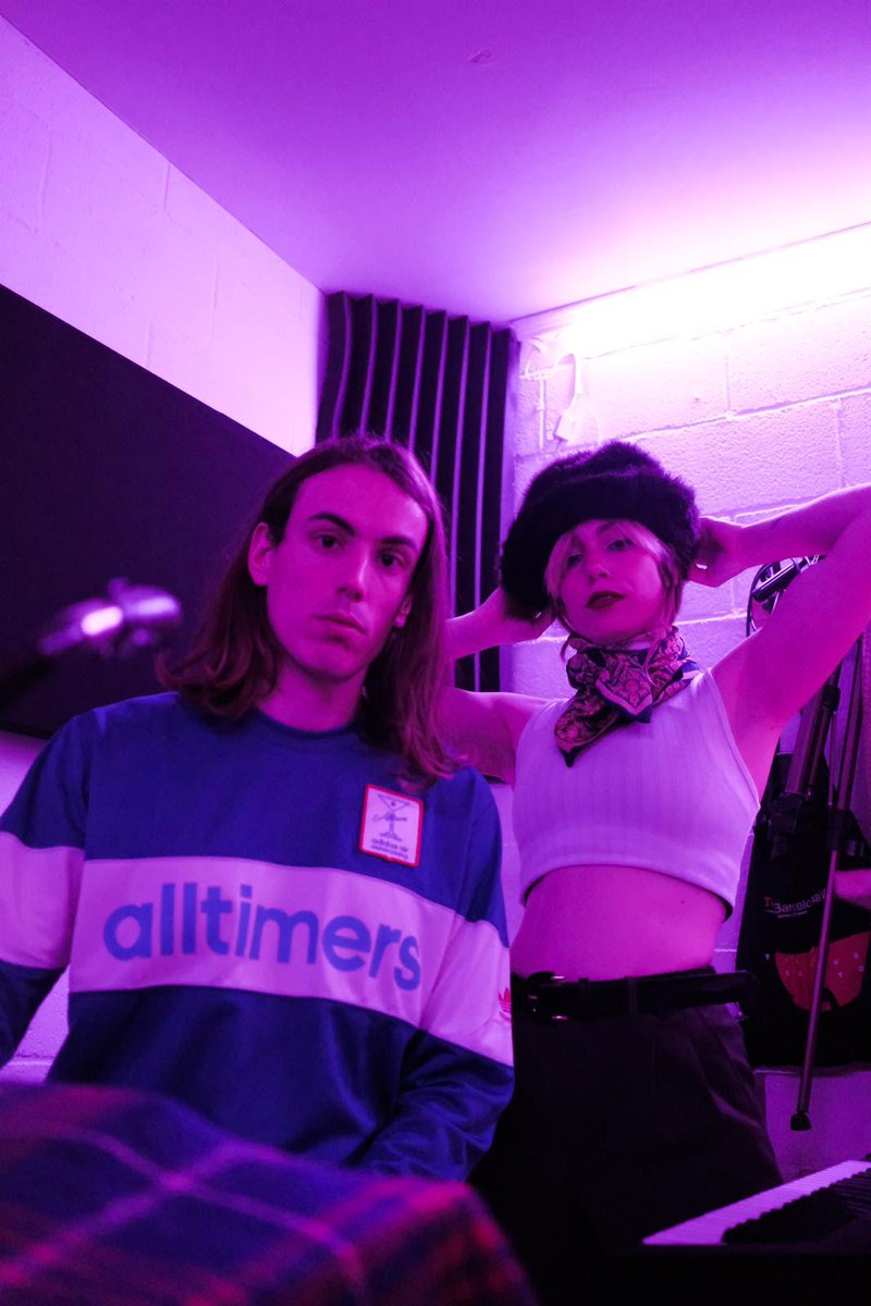 Pau y Laia de <a href="/NorthState_/">North State</a> regalan un tema inédito, en el que samplean a Beyoncé y se despiden por una temporada de la música para afrontar nuevos proyectos... aunque actuarán el 22 de Septiembre en el <a href="/festivalBAM/">Festival BAM</a> vein.es/north-state-la…