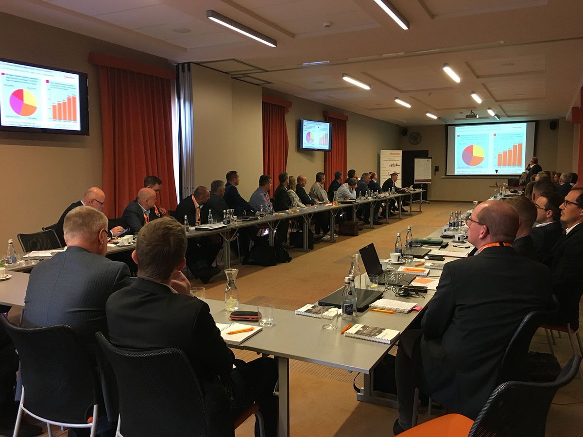 elumatec weltweit in Polen! Geschäftsführer und Führungskräfte aller elumatec-Tochtergesellschaften kommen derzeit zum HUB Manager Meeting in Jaroszowice zusammen, um zu aktuellen Themen, Geschäftsentwicklungen und Neuerungen aus der elumatec Gruppe im Austausch zu stehen.