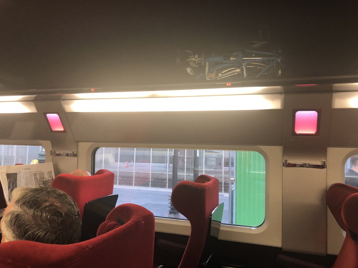 Le rêve du voyageur intermodal: avoir son vélo sous les yeux (ou juste au-dessus) depuis son siège de train. 