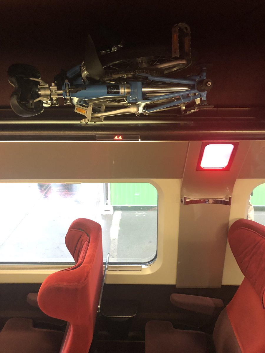 Le rêve du voyageur intermodal: avoir son vélo sous les yeux (ou juste au-dessus) depuis son siège de train. 