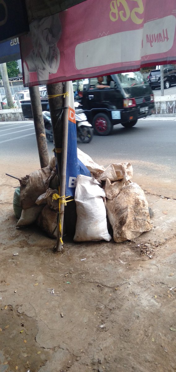 pekat011's tweet photo. Alhamdulillah sudah tidak  mengganggu aktivitas warga dan pengguna jalan, penggalian PLN di got jalan puri kembangan rt.011/005 kel. Kedoya selatan kec. Kebon jeruk Jakarta barat. Tinggal tahap pembuangan sisah tanah/lumpur.
Terima kasih kepada @DKIJakarta dan @pln_123 https://t.co/Ih9vSGOYZ9