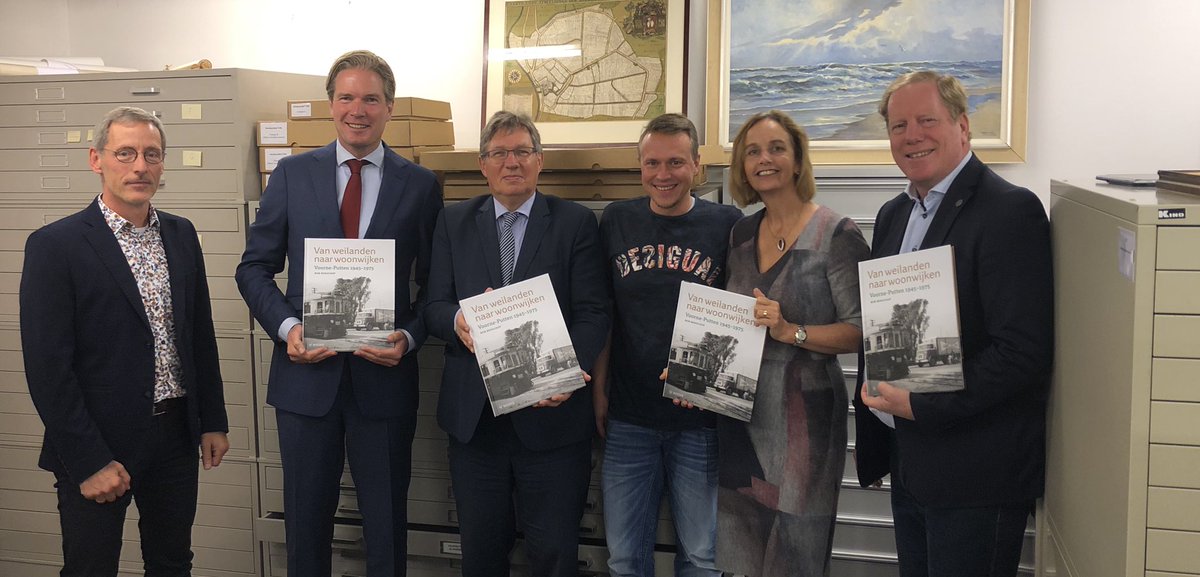 foortvanoosten's tweet photo. “Van weilanden naar woonwijken”, Voorne-Putten 1945-1975. Prachtig boek geschreven door Bob Benschop. Ga ik met plezier lezen! U ziet de auteur glunderend in het midden staan. Dank! https://t.co/U4J6aBCfON