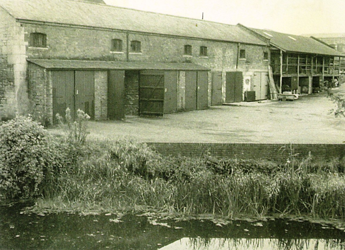 CRTWalesandSW's tweet image. Here's an interesting pic taken in 1964 for #ThrowbackThursday. It's of #Devizes Wharf with the council depot still in use, before the Kennet and Avon Canal Trust restored the building. More info about the Wharf here: canalrivertrust.org.uk/places-to-visi… #KACT Archive