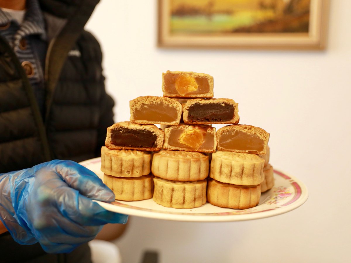 Food glorious food! No Chinese festival is complete without the celebration's corresponding cuisine. Check out our Q&A on #MidAutumnFestival... http://xhne.ws/eT1f2