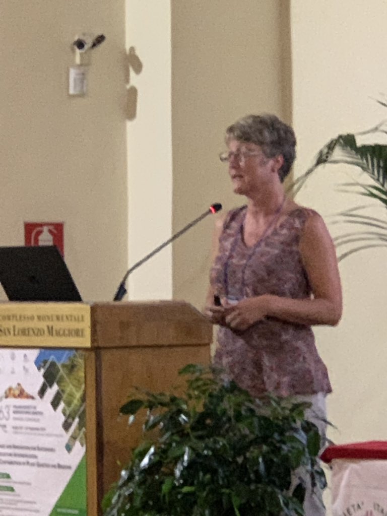 KamounLab's tweet photo. What an awesome #SIGA talk by @universityofga Esther van der Knaap on the genetics of tomato fruit shape..........which ended up revealing the secret to potato tuber shape ๐
๐ฅ #ovate #plantsci https://t.co/UGxNCRhopO