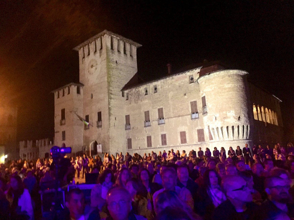 fmfeye's tweet photo. Oltre 1000 persone in piazza a Fontanellato (PR) ad ascoltare ieri sera @scristicchi a @MusicainCastel1 : grazie al cantautore per aver donato al pubblico le parole del suo vocabolario 'attenzione, umiltà, felicità' e per aver dedicato tempo a visitare l'Affresco del Parmigianino https://t.co/ka5mHoPGdj