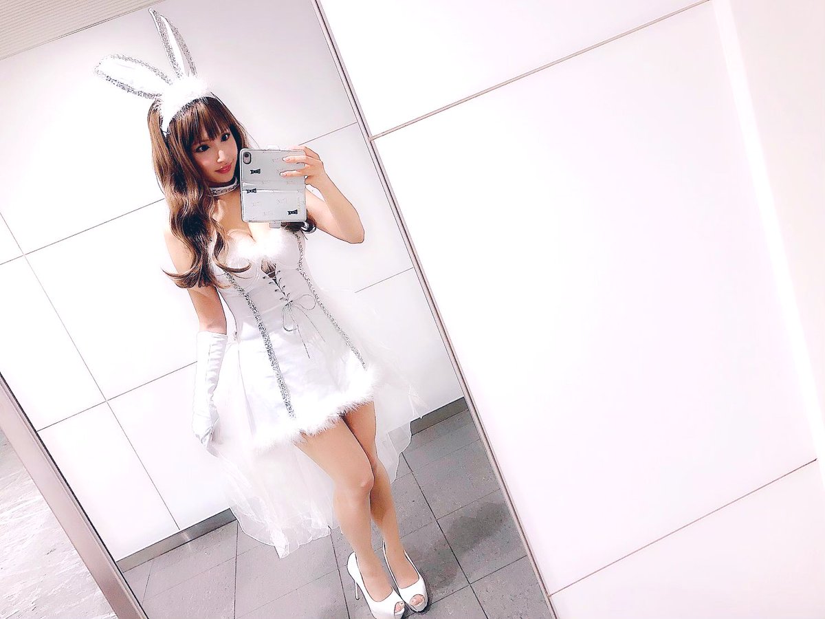 rumika_hoshi's tweet photo. #東京ゲームショウ2019 1日目ありがとうございました❣️
土日にレースが入っていたので、ビジネスデーの2日間しか入れないにもかかわらず、今回入れて下さったクライアント様に感謝です😢
今日は、白バニーコス着たよ🐇
明日は違う衣装を着ます☺️
明日もよろしくお願いします!
#TGS2019 #Shinwork https://t.co/ANnBvXcQmp