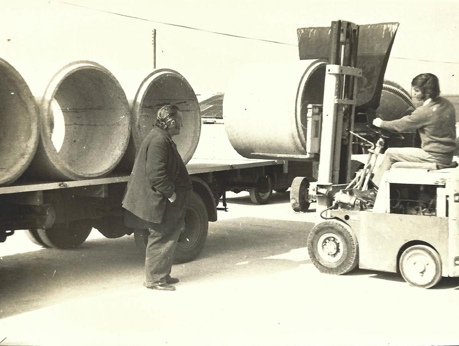Westcrete's tweet photo. Michael (Owner) is seen loading these 3ft Diameter Concrete Well-rings onto our flatbed lorry back in the early 70's. π½οΈβ³βοΈ#BackintheDay #EstablishedBusiness #vintagephotography #58yearsofTrading #BusinessGrowth #concreteinlife #1970s #PrecastConcrete #AGreatCompanyToMixWith https://t.co/v4mJKoXTPD