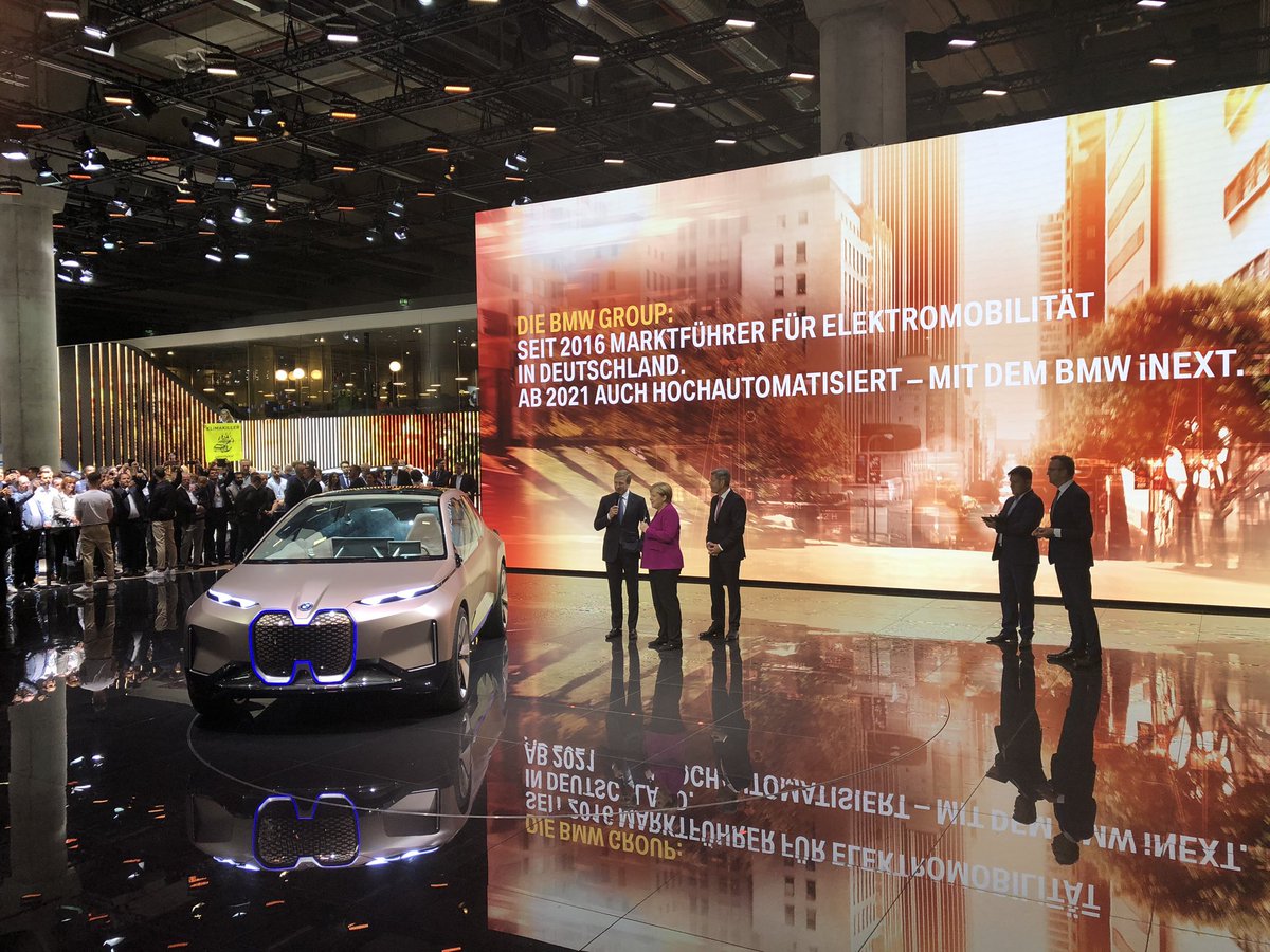 Iaa Oliver Zipse Von Bmwgroup Begrusst Frau Dr Merkel Und Zeigt Das Neue Bmw Konzept Auf Der Iaa19