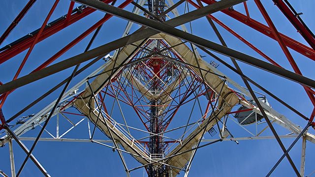 TheNamibian's tweet photo. In Africa, faster internet helps create jobs across education levels. Urgent investment in digital infrastructure is necessary to reach the African Union's goal of universal and affordable internet for all, said a World Bank policy brief. https://t.co/W311yUAwWh https://t.co/2IWeu708eG