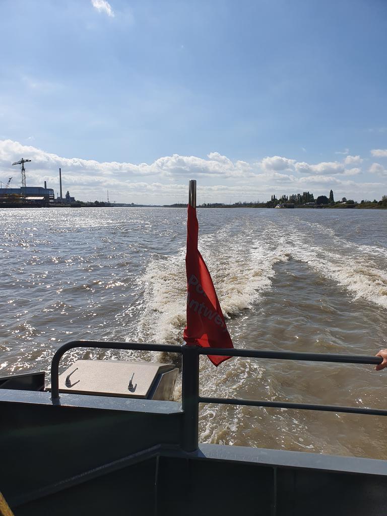 Onderweg met de #portofantwerp #waterbus. Duurzame #mobiliteit van de ene werkplek in Kruibeke naar de andere werkplek in Antwerpen. #oosterweelverbinding