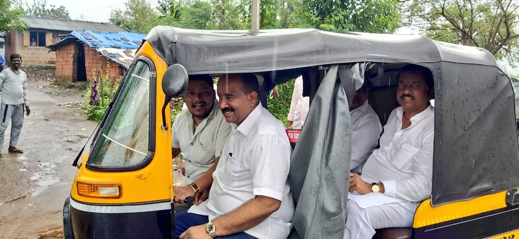 SunilTatkare's tweet image. आज माणगावच्या दौऱ्यावर असताना कार्यकर्ते चेतन गव्हाणकर यांच्या रिक्षातून प्रवास करण्याचा आनंद घेतला.

#Mangaon #AutoRide