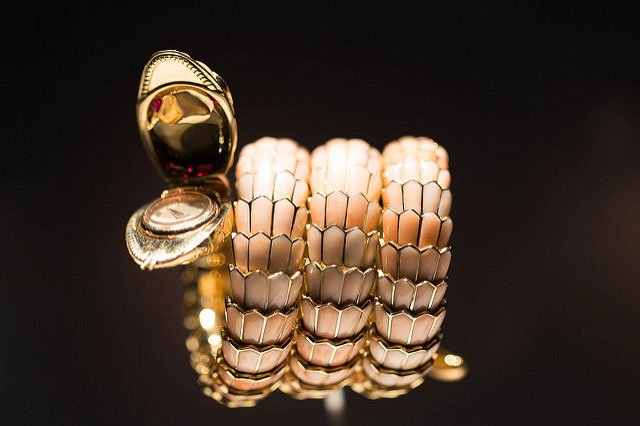 eShopArchive's tweet photo. Watches That Women Die For

#Womenwatches #Bestwatches #Luxury #Womendieforthiswatch #Snakeshape
With the advent of smartphones in the present age women prefer to take a glance at the time on their phones when required instead of wearing watches.>>>https://t.co/1V8oBH7ldt https://t.co/lZ6ztGJzpS