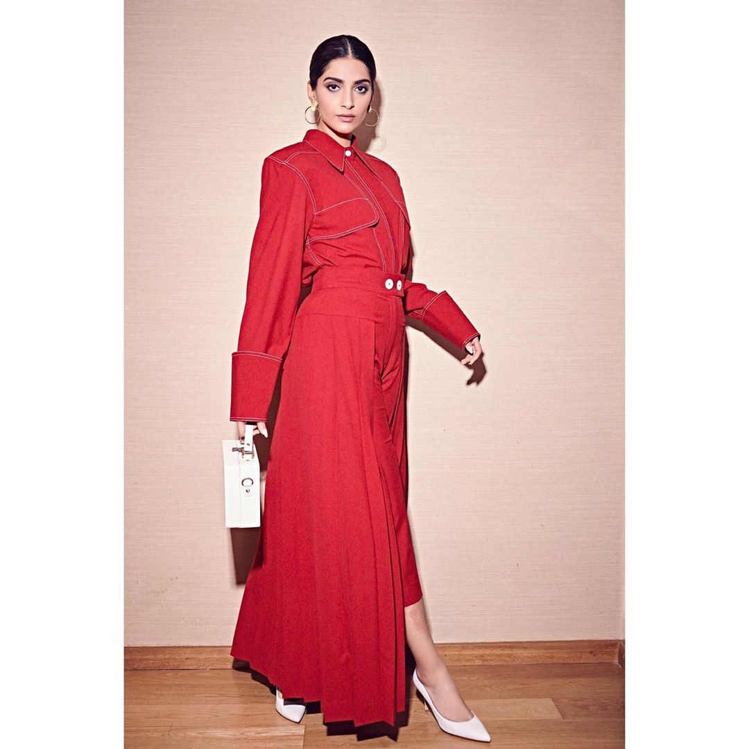 sonamakapoor's tweet photo. Dress to impress 🧰
For Zoya Factor Promotions
Outfit #notebookofficial
Bag @bagsbyanqi
Style @RheaKapoor
Team #manishamelwani #vani2790 #sanyakapoor
Beauty #artinayar
Hair @alpakhimani
Manager #neeha7
Photographs #thehouseofpixels https://t.co/h2cAFWq2ah