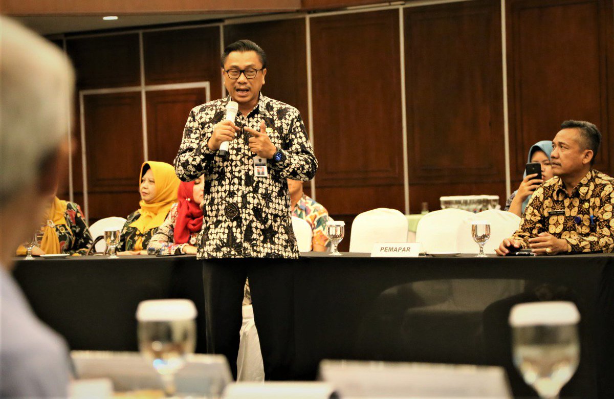 Penataan Kampung Situnggul ds Pesarean Kec. Adiwerna wakili Kab. Tegal di ajang Lomba Hari Habitat 2019 hari Kamis (12/9) siang tadi. Sekda <a href="/PemkabTegal/">Pemkab Tegal</a> <a href="/mulyonojoko63/">Widodo Joko</a> memaparkan konsep revitalisasi permukiman utk menunjang fungsi kawasan cagar budaya.
setda.tegalkab.go.id/2019/09/penata…