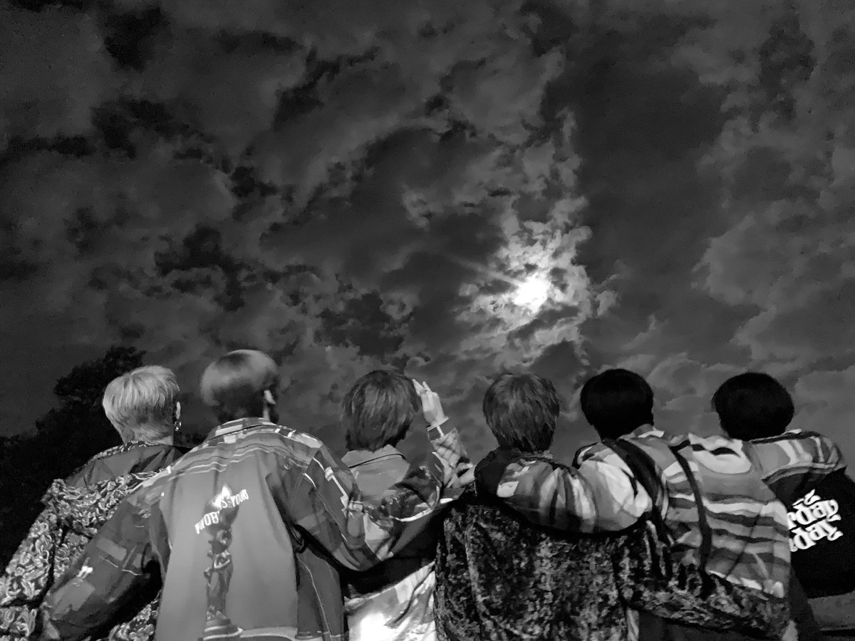 official_ONEUS's tweet photo. [#ONEUS]

오늘 달이 참 밝구나~🌕✨
우리 투문들도 추석 잘 보내세요~!❤

#원어스 #투문 #추석 #투문해피추석 https://t.co/oO3Vgaqz0T