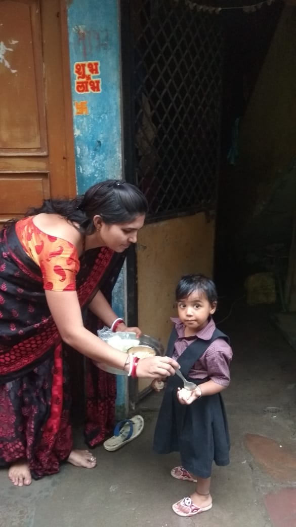 IndorePoshan's tweet photo. #POSHAN Prasad being distributed at Ganesh Pandal's and also nutrition counters set up at public places.
#PoshanMaah2019 #SuposhitMP #PoshanMeBhiIndoreNo1 #ThankyouAnganwadiDidi #PoshanTyoharSeVyavahar @MinistryWCD @mp_wcdmp @smritiirani @tini_tatatrusts https://t.co/Ou4qPsJou9