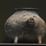 かわいいものを見せるね。新石器時代(約6000年前)に作られた豚さんの陶缶です。