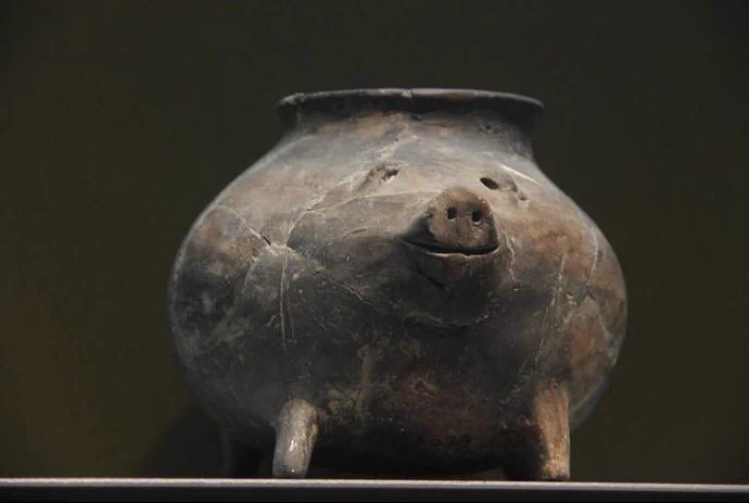 かわいいものを見せるね。新石器時代(約6000年前)に作られた豚さんの陶缶です。