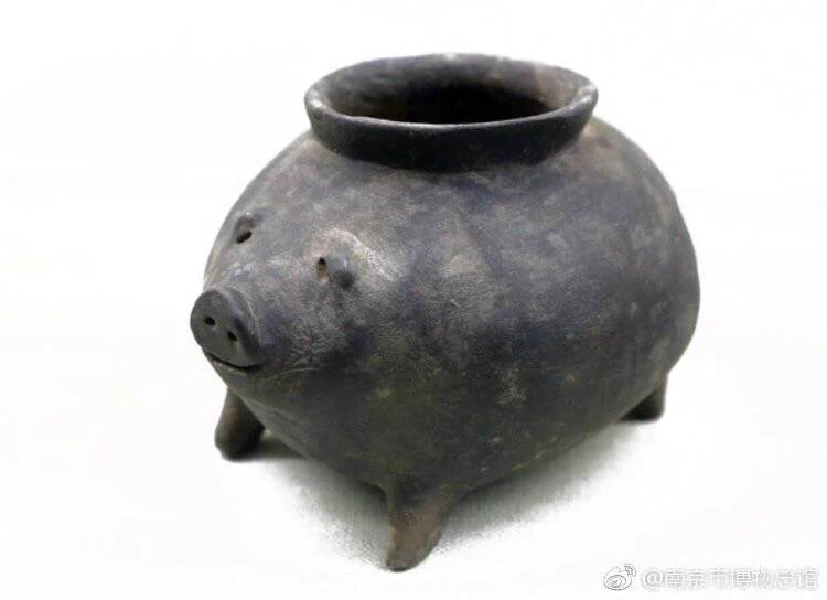 かわいいものを見せるね。新石器時代(約6000年前)に作られた豚さんの陶缶です。