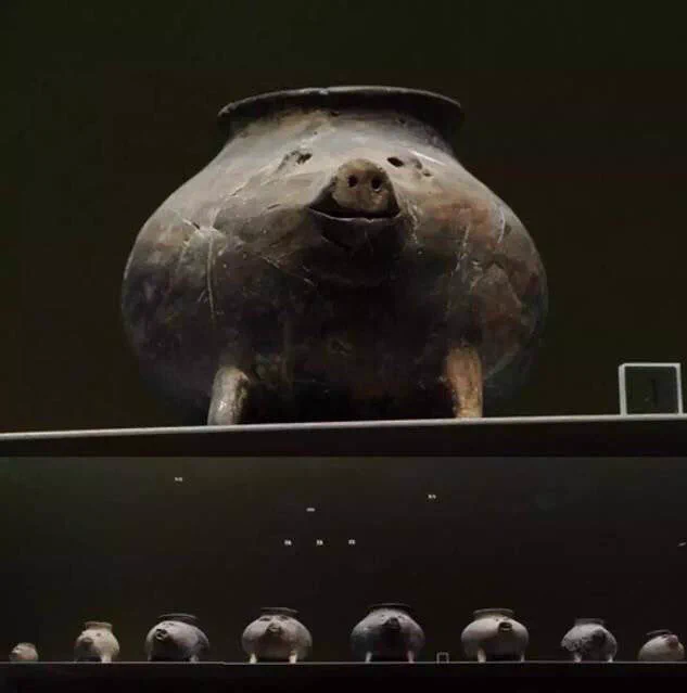 かわいいものを見せるね。新石器時代(約6000年前)に作られた豚さんの陶缶です。