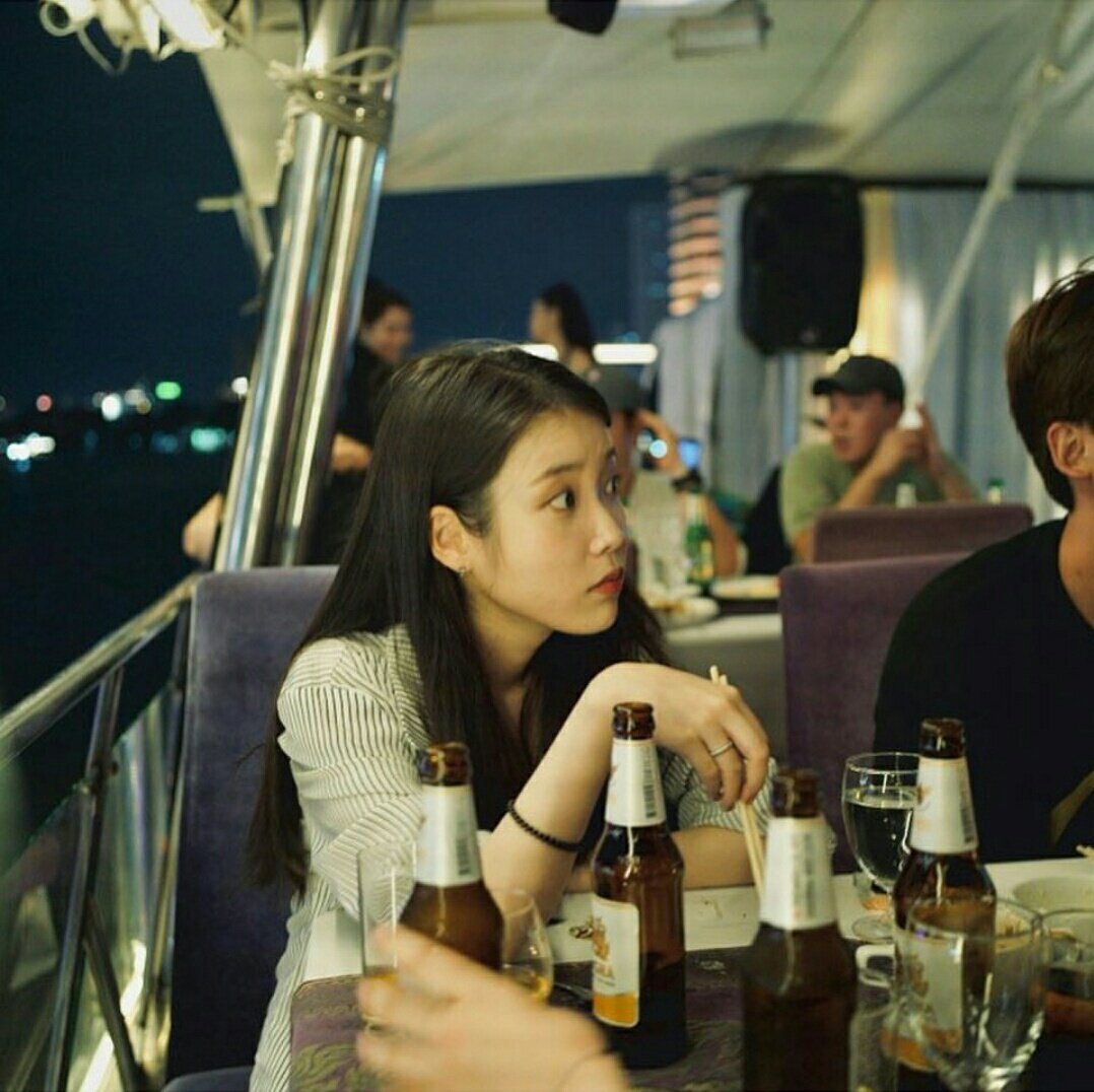 dorameiradiary's tweet photo. 📸| IU publicou em seu instagram fotos da viagem a Bangkok com o elenco do drama "Hotel Del Luna"

e na legenda das fotos agradeceu a P.O (Block B) por ter comprado colares para todos como um presente, para lembrar o tempo que passaram juntos trabalhando no drama https://t.co/yQ0yMU79Tl