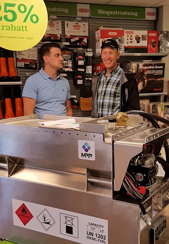 MppSverige's tweet photo. Idag är vi i Värnamo, där Lantmännen – och ingen mindre än Gunde Svan – inviger ett nytt skogscenter. Vår pickuptank i aluminium börjar nu säljas i just Lantmännens butik i Värnamo, och senare även i fler butiker runtom i landet.

Läs mer på: https://t.co/wWjyq1ipg5

#mpp #diesel https://t.co/YKES57rL0f