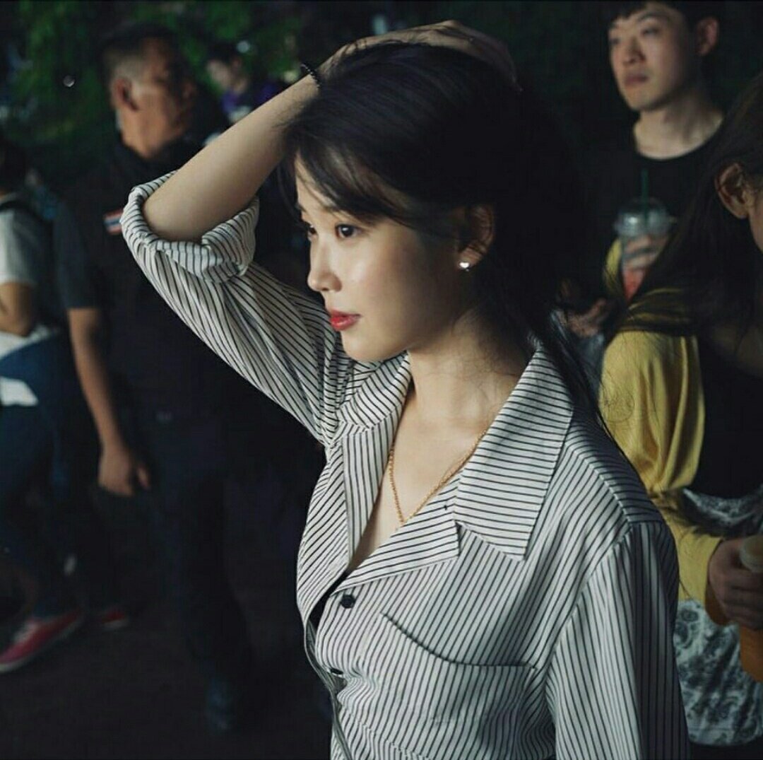 dorameiradiary's tweet photo. 📸| IU publicou em seu instagram fotos da viagem a Bangkok com o elenco do drama "Hotel Del Luna"

e na legenda das fotos agradeceu a P.O (Block B) por ter comprado colares para todos como um presente, para lembrar o tempo que passaram juntos trabalhando no drama https://t.co/yQ0yMU79Tl