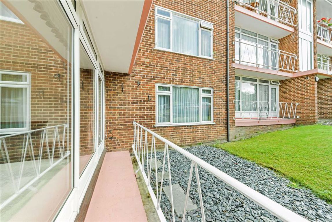 A three bedroom ground three bedroom ground floor apartment of around 1100 square foot (103sq.m), with a long lease and share of freehold, in a prestige development close to the town centre and offered with no onward chain. bit.ly/2Lt6SEZ