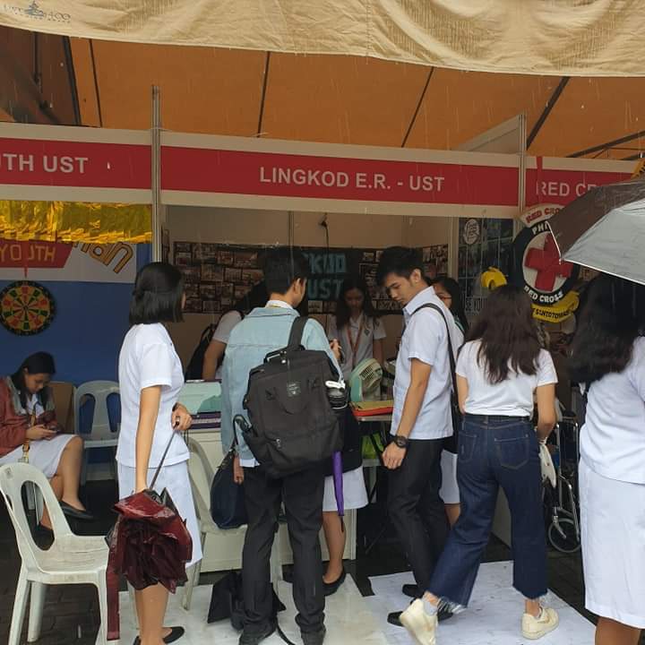 USTLingkodER's tweet photo. 🔵🔴 Day 4 of Recruitment 101🔴🔵
Rain or shine, the volunteers continue to sign up as members of Lingkod E.R. - UST here at #BOOTH29.
#LingkodBeyondBordERs
#LINGKODER
#LER101
#UseYourLifetoSaveOtherLives
#LingkodER22years
#22ongMayPuso https://t.co/KNuYo1OITI