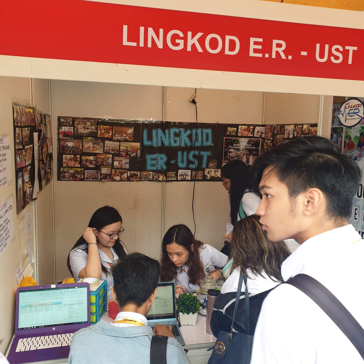 USTLingkodER's tweet photo. 🔵🔴 Day 4 of Recruitment 101🔴🔵
Rain or shine, the volunteers continue to sign up as members of Lingkod E.R. - UST here at #BOOTH29.
#LingkodBeyondBordERs
#LINGKODER
#LER101
#UseYourLifetoSaveOtherLives
#LingkodER22years
#22ongMayPuso https://t.co/KNuYo1OITI