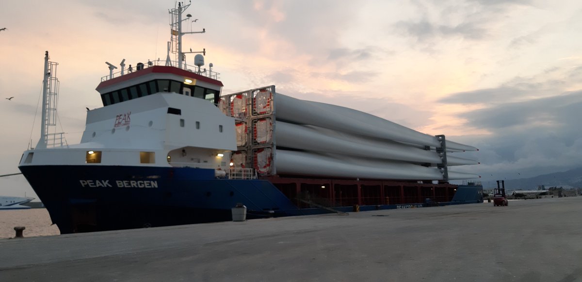 MV Peak Bergen loading windmill blades at Motril for Skadovsk #PeakBergen #Gronberg #PeakGroup #Motril #Skadovsk #shipping #windmillblades