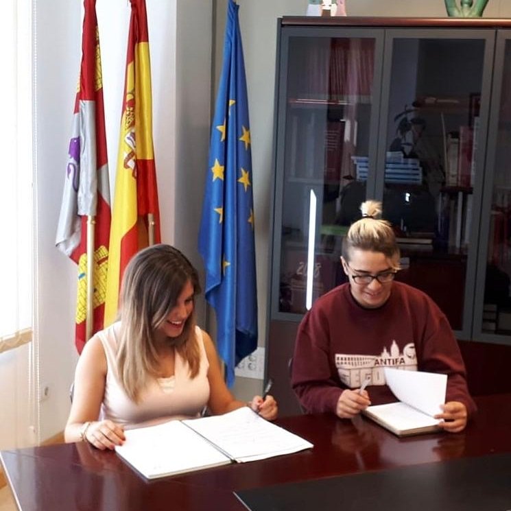 #reunionfadae | La directora del Instituto de la Juventud de Castilla y León, <a href="/estela_lpez/">Estela López</a> reunida en su despacho con Celia Manso Martín, presidenta de la Federación Autónoma de Asociaciones de Estudiantes de #CastillaYLeón <a href="/fadae/">FADAE</a>