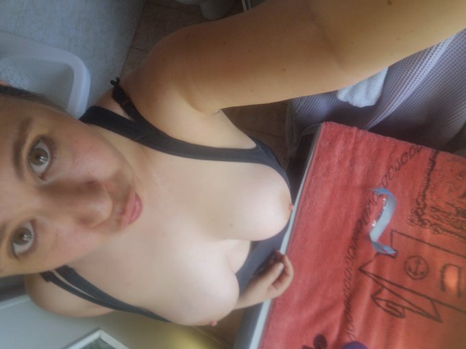 Buon giorno porcelli miei oggi vi guardo doppio (.)"(.) #tits #cam4 https://t.co/LVzoUIEgMO<a href="/tag/tits"class="tags"><span>#tits</span></a><a href="/tag/cam4"class="tags"><span>#cam4</span></a>