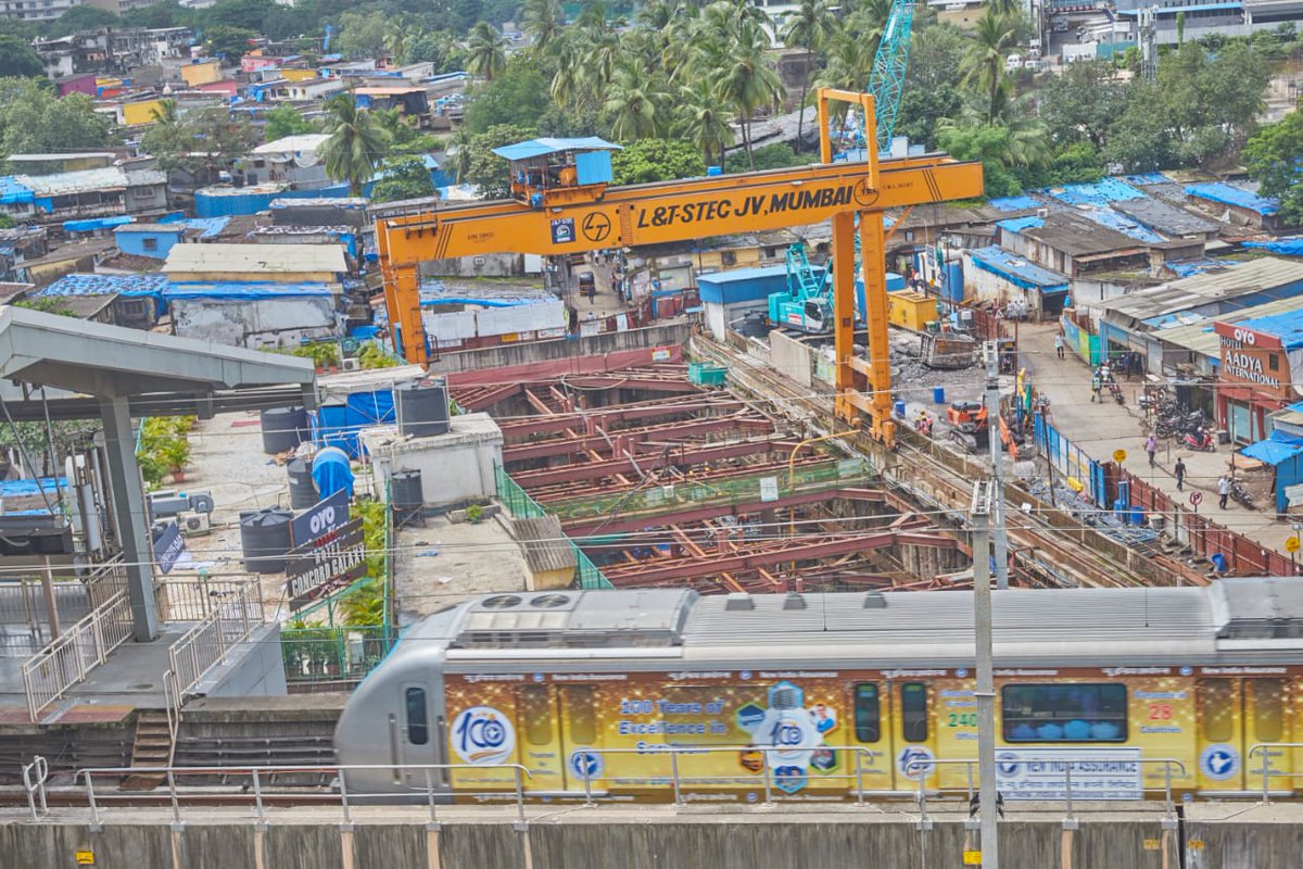 AshwiniBhide's tweet photo. At #MarolNaka station of @MumbaiMetro3 , 5th pour of #ConcourseSlab is completed. With this 38% concourse slab of this station is completed. This is in #Pcakage7 and phase 1 commissioning programme. @MahaDGIPR @CMOMaharashtra https://t.co/95l25mnfkN