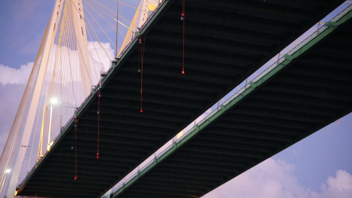 greenpeaceusa's tweet image. HAPPENING NOW: Greenpeace activists are in Houston blocking the largest oil export channel in the country to confront the oil industry. 

Join the action with us! RT to resist Trump and the oil industry! #PeopleVsOil