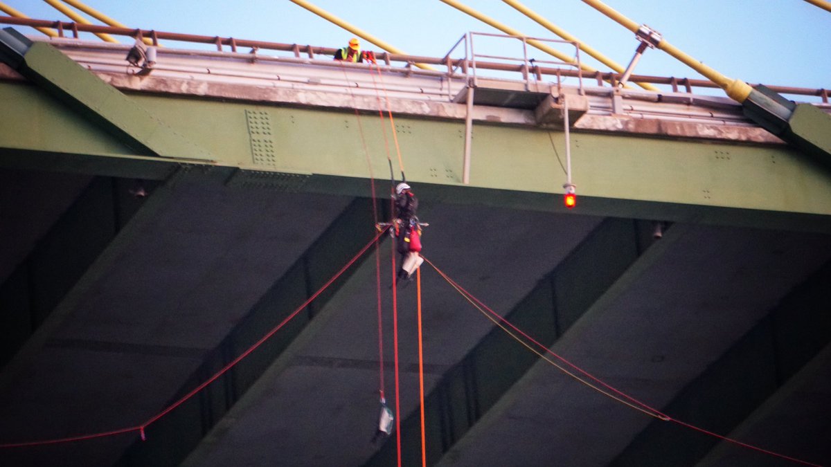 greenpeaceusa's tweet image. HAPPENING NOW: Greenpeace activists are in Houston blocking the largest oil export channel in the country to confront the oil industry. 

Join the action with us! RT to resist Trump and the oil industry! #PeopleVsOil