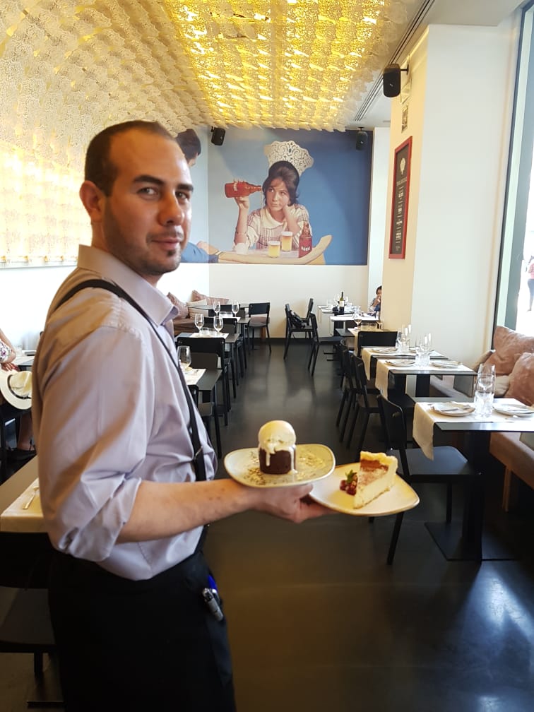 Danielle conoce muy bien las DELICIAS de #EstadoPuro... Nuestro coulant de chocolate 🍫 y nuestra tarta de queso de la abuela... 🍰 ¡mmm...Irresistibles!
.
.
.
#EstadoPuro #PacoRoncero #CoulantChocolate #TartaQuesoAbuela #DeliciasEstadoPuro