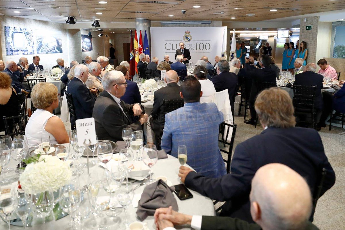 JuanmadelaPoza's tweet photo. Al final del acto, tuvo lugar la tradicional fotografía de grupo en el #PalcoDeHonor del #EstadioSantiagoBernabéu. #RealMadrid #HalaMadridYNadaMás #MadridismoUnido https://t.co/fqUvQ4NfBZ